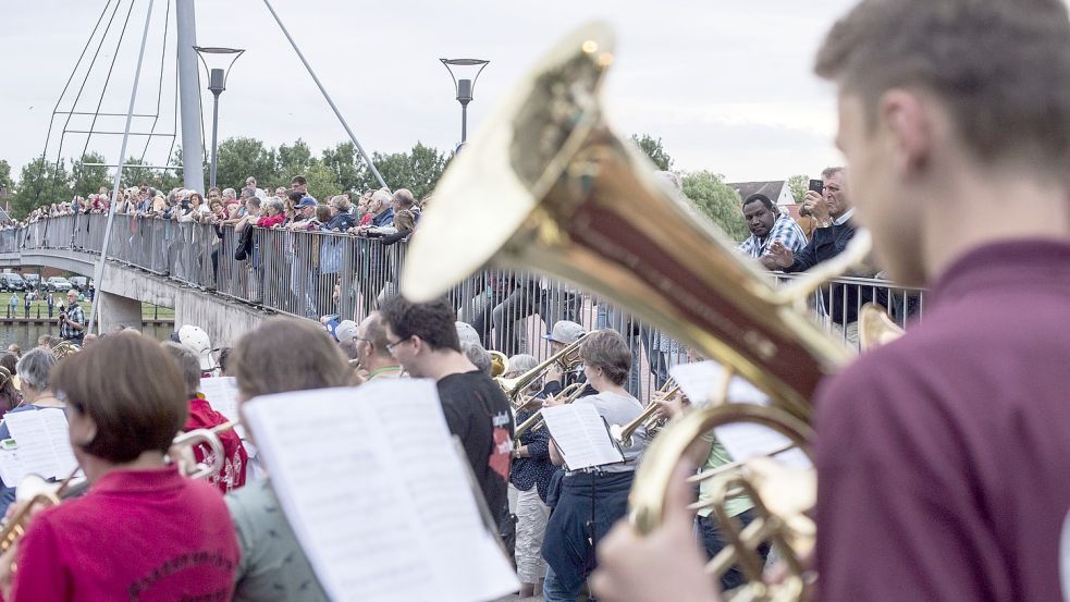 Beim Landesposaunenfest 2018 fand schon einmal eine Abendserenade am Leeraner Hafen statt. Foto: Posaunenwerk Hannover