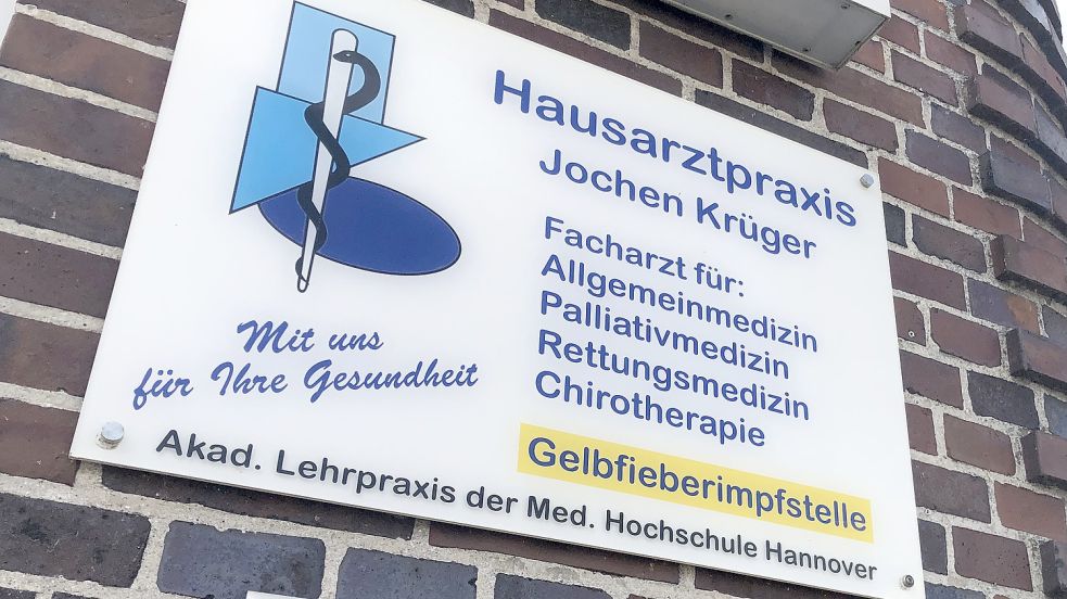 Jochen Krüger wird ab Ende September nicht mehr in seiner Hausarztpraxis an der Hauptstraße in Ostrhauderfehn praktizieren.