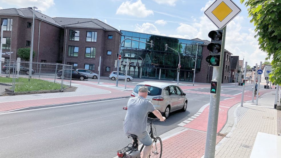 Rad- und Autofahrer haben gleichzeitig grün, wenn sie die Heisfelder Straße entlangfahren. Foto: Kierstein/Archiv