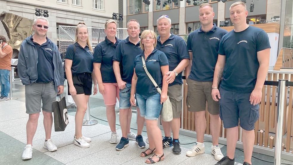 Patrick de Buhr (Zweiter von rechts) wurde von einigen Unterstützern nach Berlin begleitet (von links): Stefan Packeiser (Onkel), Saskia Keil (Freundin), Miriam Amelsberg, Thomas Amelsberg (befreundetes Ehepaar der Familie), Vater Hans-Hermann de Buhr, Mutter Anja de Buhr und Bruder René de Buhr.