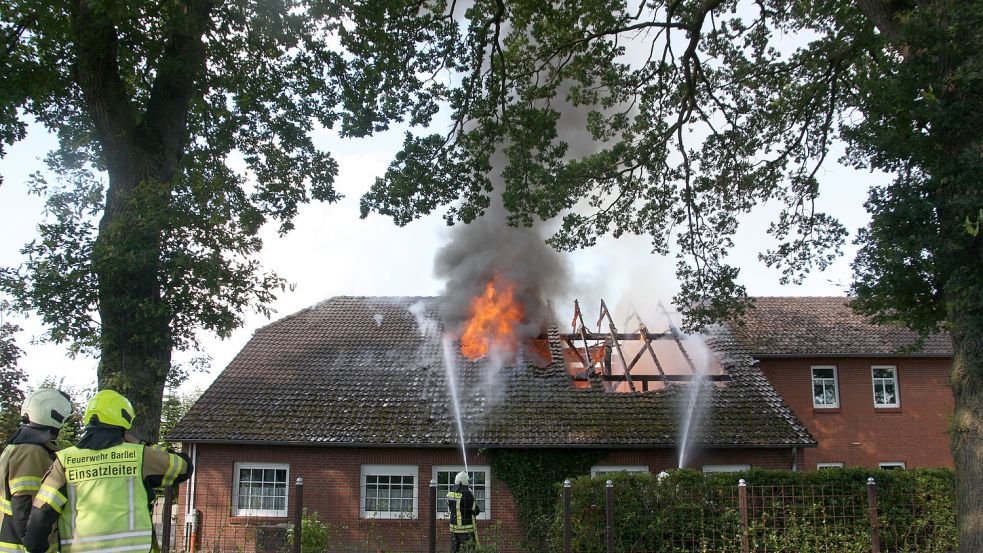 Die Feuerwehren aus Barßel und Ramsloh waren im Einsatz. Foto: Kröger/Feuerwehr Barßel