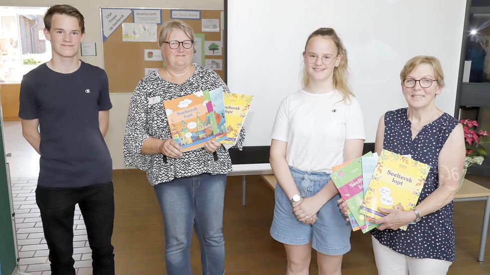 Das neue Lehrwerk mit dem Titel „Seeltersk lopt“ ´stellten die Beteiligten (v.li.) Leon Blechschmidt, Edith Sassen, Lena Blechschmidt und Ingeborg Remmers nun in der Litjen Skoule Skäddel vor. Foto: Passmann