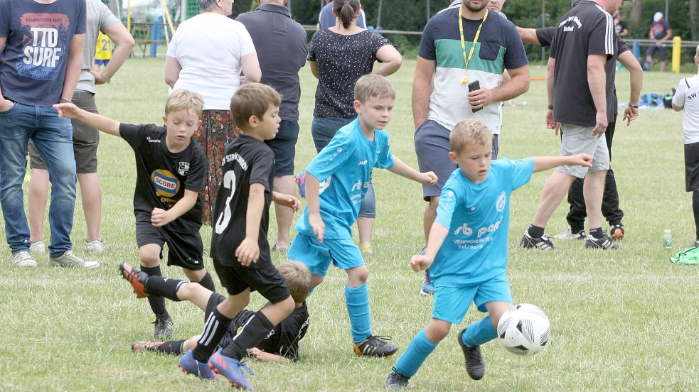 Bei der G-Jugend trafen der SV Strücklingen (schwarze Trikots) und der STV Barßel aufeinander. Die Saterländer gewannen das Spiel mit 2:0. Foto: Passmann