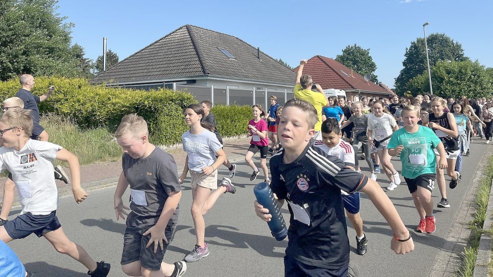 300 Schülerinnen und Schüler der Schule am Osterfehn nahmen am Mittwoch an einem Sponsorenlauf zugunsten geflüchteter Menschen aus der Ukraine teil. Fotos: Luttmann