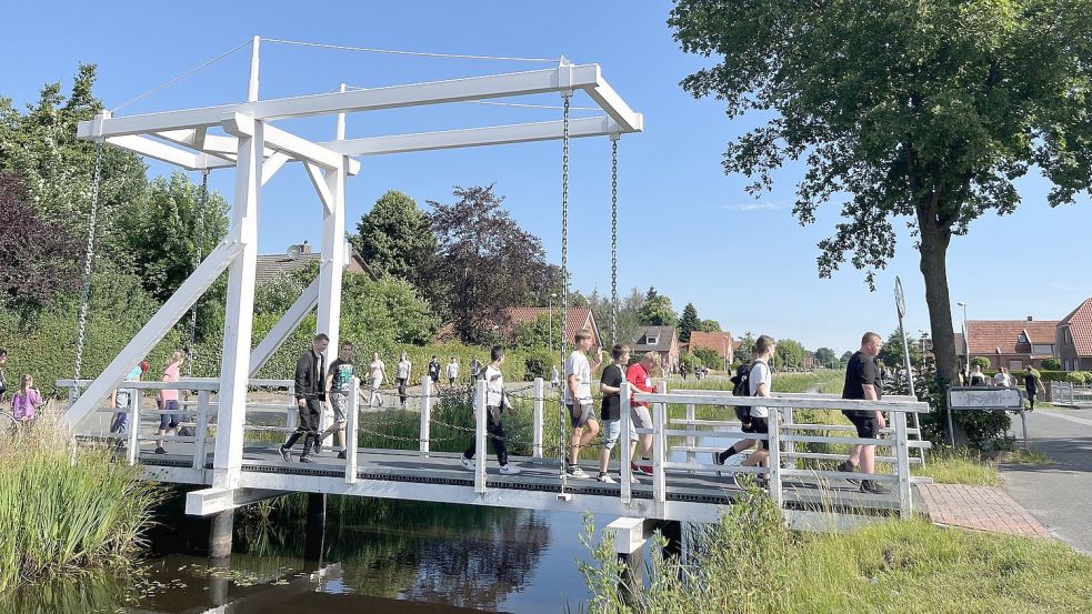 Die Strecke führte entlang der Schifferstraße zu beiden Seiten des Kanals. Der musste laufend überquert werden.