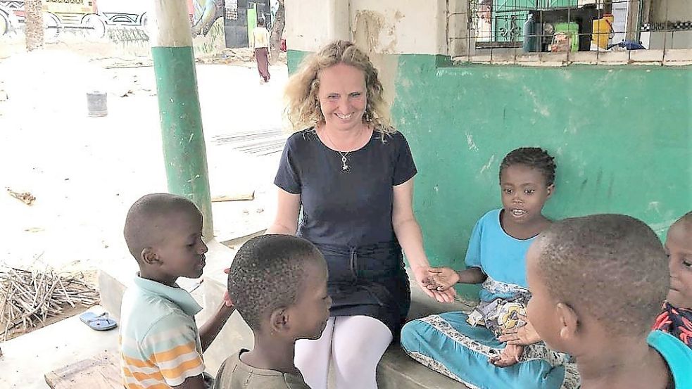 Gemeinsam mit Anja Friedrich reiste auch Vereinsmitglied Sandra Voogd aus Leer mit zum Waisenhaus „Little Angel“. Bild: Privat