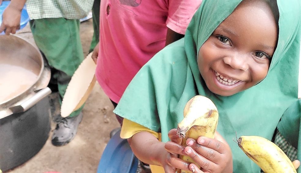 Spenden machen es möglich: Weil vielen Familien das Geld fürs Frühstück fehlt, gibt es für die Kinder, die die Schule oft erst nach 30minütigem Fußmarsch erreichen, Bananen und Porridge vorm Unterrichtsbeginn. Foto: Privat