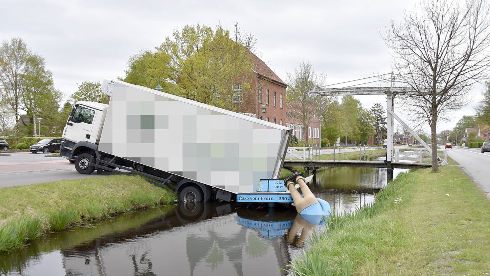 Kopfüber fiel das Maskottchen ins Wasser. Foto: Wehry