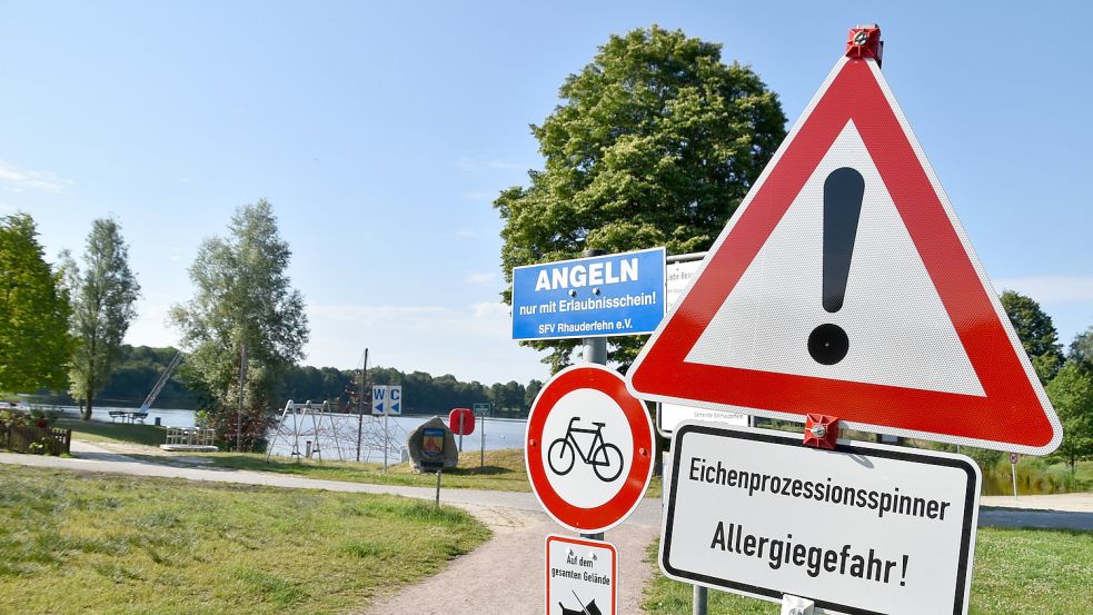 Mehrere Schilder mit der Aufschrift „Eichenprozessionsspinner Allergiegefahr“ weisen aktuell am Idasee auf die Gefahr durch Nester der Eichenprozessionsspinner hin. Foto: Ammermann