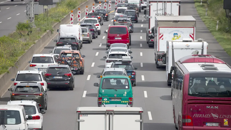 Der ADAC rechnet vor allem mit vollen Autobahnen in Richtung Nord- und Ostsee. Foto: Thomas Banneyer