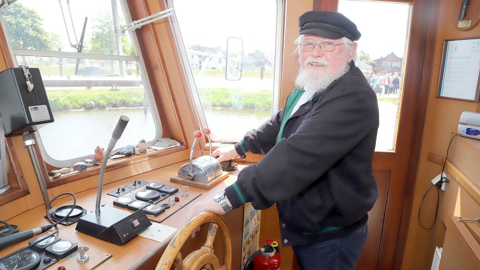 Kapitän Egon Buß aus Elisabethfehn hilft auf der MS Spitzhörn aus, wenn Herwig Grüssing und Karl-Heinz Meyer keine Zeit haben. Doch der 74-Jährige möchte kürzer treten, ebenso wie die hauptamtlichen Kapitäne. Foto: Passmann