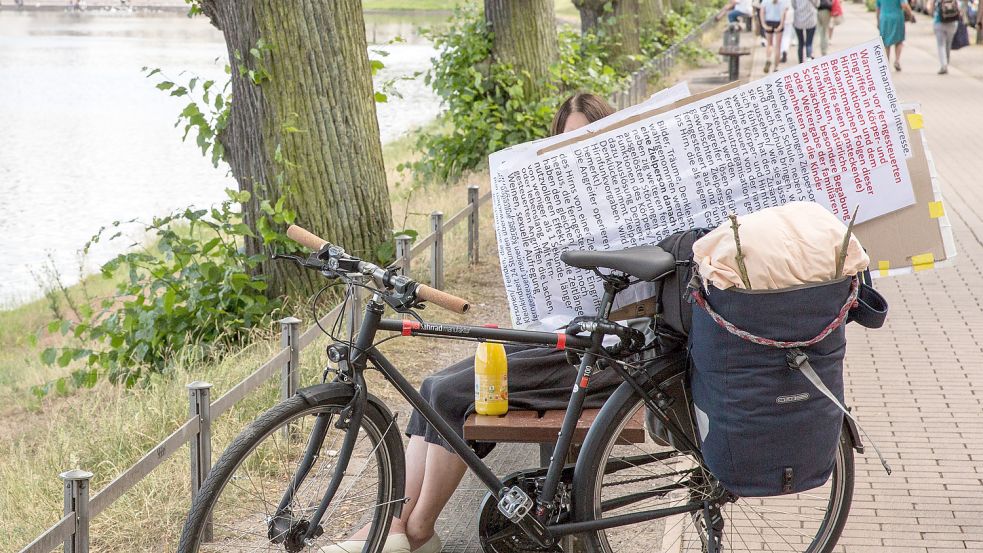 Eine unbekannte Frau auf einem Fahrrad verteilte verwirrende Nachrichten in Kitas und Schulen. Foto: Marco Dittmer