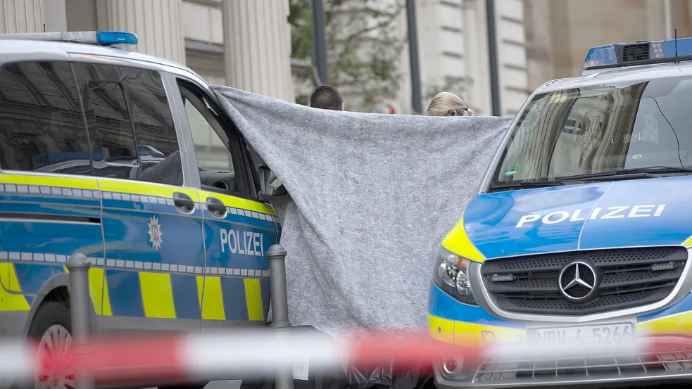Passanten fanden am Dienstagabend den abgetrennten Kopf vor dem Bonner Landgericht. Foto: dpa/Thomas Banneyer
