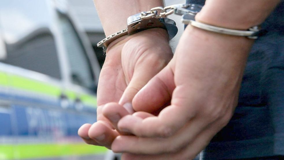 Polizisten haben in Bremen einen Drogendealer festgenommen. Foto: imago images / Fotostand (Symbolfoto