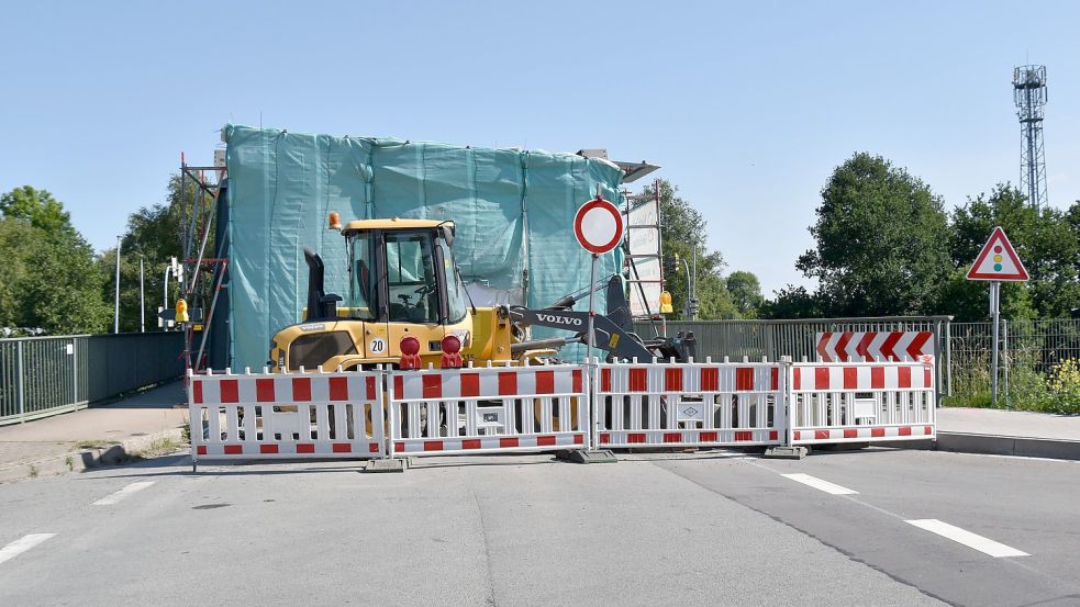 Die Arbeiten an der Brücke über den Küstenkanal in Edewechterdamm dauern weiter an. Die Brücke bleibt länger gesperrt als geplant. Foto: Hahn