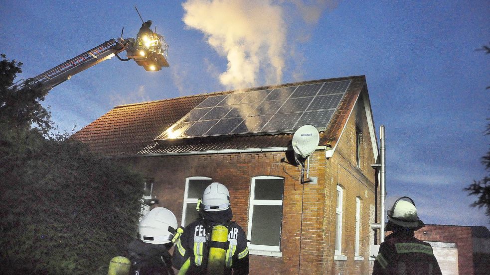 In der Gemeinde Bunde brannte im vergangenen Monat ein Haus mit Photovoltaik-Anlage. Zwei Menschen wurden bei dem Brand leicht verletzt, das Haus war unbewohnbar. Foto: Wolters/Archiv