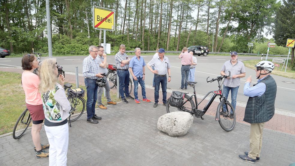 Im Verkehrsausschuss, der im Mai tagte - hier ein Bild von der Bereisung - hatte die Mehrheitsfraktion CDU/FDP sich bereits durchgesetzt damit, die 50-Prozent-Regel bei der Straßenbeleuchtung zu kippen. Nun hat der VA genau das beschlossen. Archivfoto: Passmann