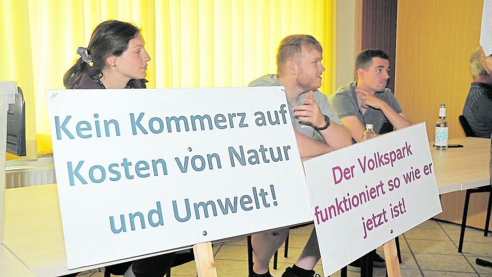 Ihren Protest haben die Gegner des Vorhabens auf Schilder geschrieben. Foto: Gerd Schade