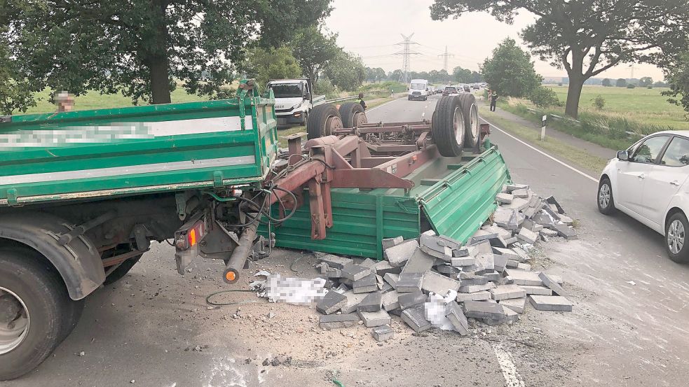 Auf der Bundesstraße 70 hatte es am Donnerstag einen schweren Unfall gegeben. Mittlerweile ist die Straße wieder geräumt worden. Foto: Ammermann