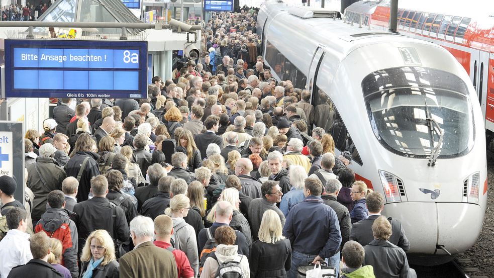 Wer am Wochenende mit der Bahn fährt, muss mit vollen Zügen rechnen. Foto: dpa/Fabian Bimmer