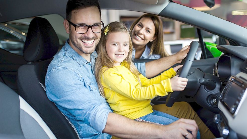 Kinder können eine große Affinität zu Autos haben: Das kann gefährlich werden. Foto: hedgehog94/stock.adobe.com