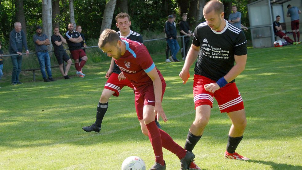 Die SG Westoverledingen (rotes Trikot) startet am Dienstag gegen Steenfelde in den WOL-Cup. Foto: Reemts