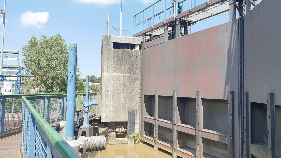 Die Schleuse im Hafen von Weener ging im Jahr 1991 in Betrieb. Nun ist sie so marode, dass sie saniert werden muss. Auch über einen Neubau wird nachgedacht. Finanziell möglich sind solche Vorhaben auf absehbare Zeit für die Stadt Weener aber nicht. Foto: Gettkowski