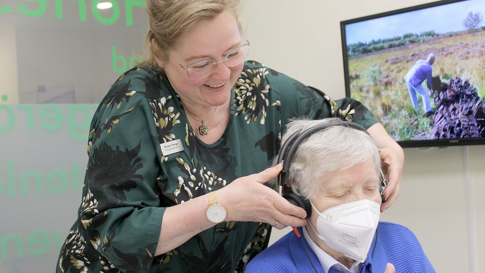 Im Akustikraum im Krankenhaus Rheiderland führt Doreen Stange, Mitarbeiterin von Hörakustikermeister Sibo Müller, mit einer Kundin einen Hörtest durch. Foto: Busemann