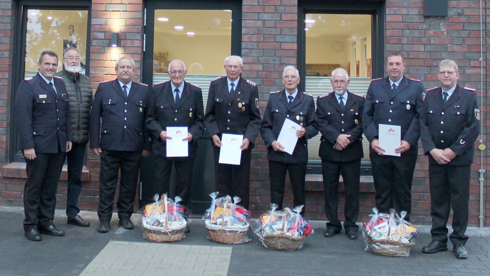 Stellten sie zum Gruppenfoto auf: (von links) Kreisbrandmeister Johann Waten, stellvertretender Bürgermeister Johannes Bolland, Gemeindebrandmeister Uwe Wagner, die Geehrten Günter Prahm, Dieter Ackermann, Gerhard Oltmanns, Johannes Feldkamp, Torsten Spanjer und Ortsbrandmeister Jörg Ahrenholz. Foto: privat