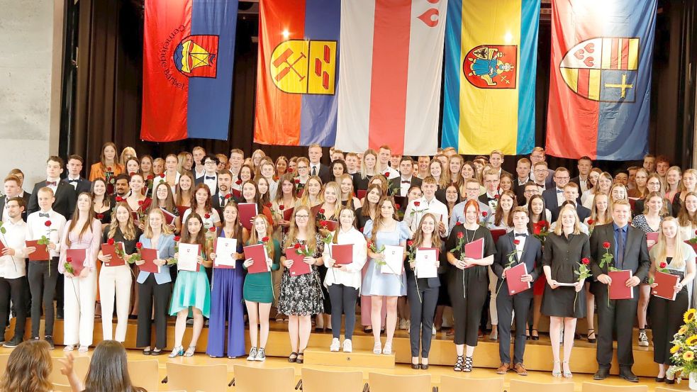 Froh präsentierte die Abiturientia des Jahrgangs 2022 am Albertus-Magnus-Gymnasium Friesoythe bei der Entlassfeier im Forum am Hansaplatz ihre soeben erhaltenen Abiturzeugnisse. Fotos: Passmann