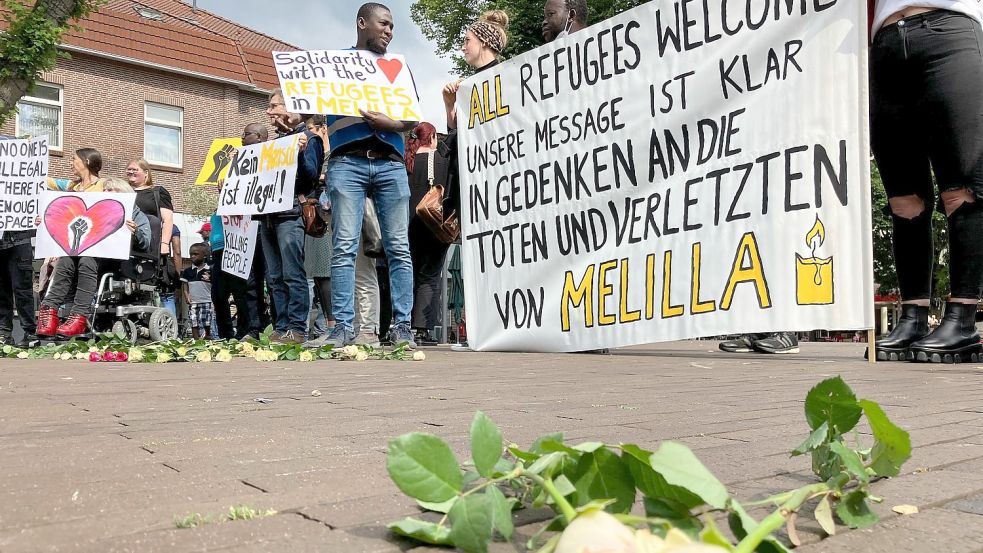 Am Freitag wurde in der Innenstadt eine Mahnwache zu Ehren der getöteten Flüchtlinge in Melilla abgehalten. Foto: Kierstein