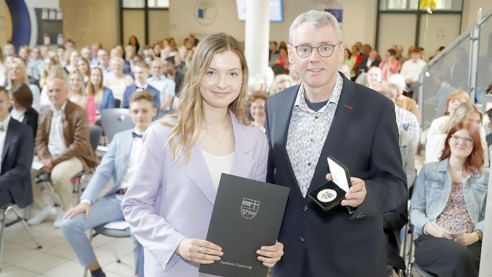 Für den besten Abschluss an der BBS Friesoythe mit 1,0 wurde Sophia Meinerling (li) aus Bösel mit einer Medaille durch den Kreisrat des Landkreises Ansgar Meyer ausgezeichnet. Foto: Passmann
