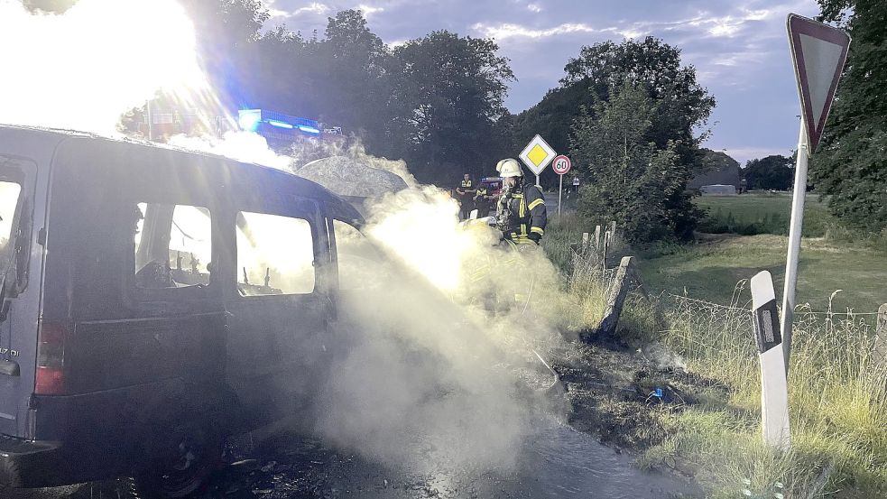 Am Samstagabend geriet in Burlage auf der Kreuzung der Freitagsstraße-Süd mit der Landesstraße 30 ein Opel-Kastenwagen in Brand. Fotos: Feuerwehr