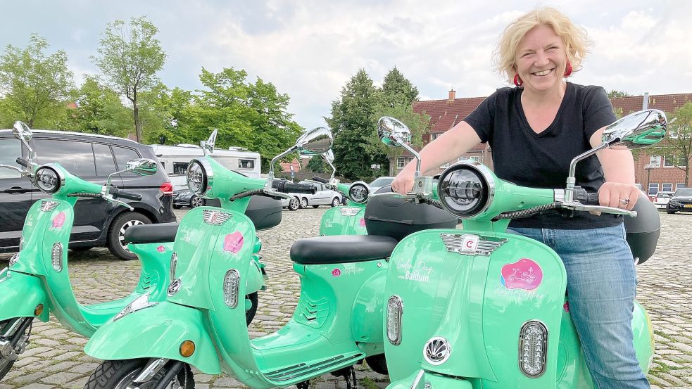 Ulrike Kemper hat die Küstenflipper entwickelt. Nun sind sie in neuer Variante zurück in Leer. Foto: Kierstein