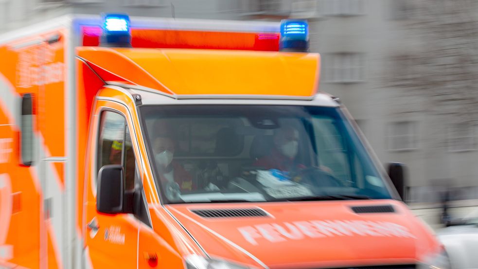 Ein 15-jähriger Junge ist nahe des Roland-Centers in Huchting von einer Gruppe ausgeraubt und dabei schwer verletzt worden. (Symbolfoto) Foto: Fernando Gutierrez-Juarez / dpa