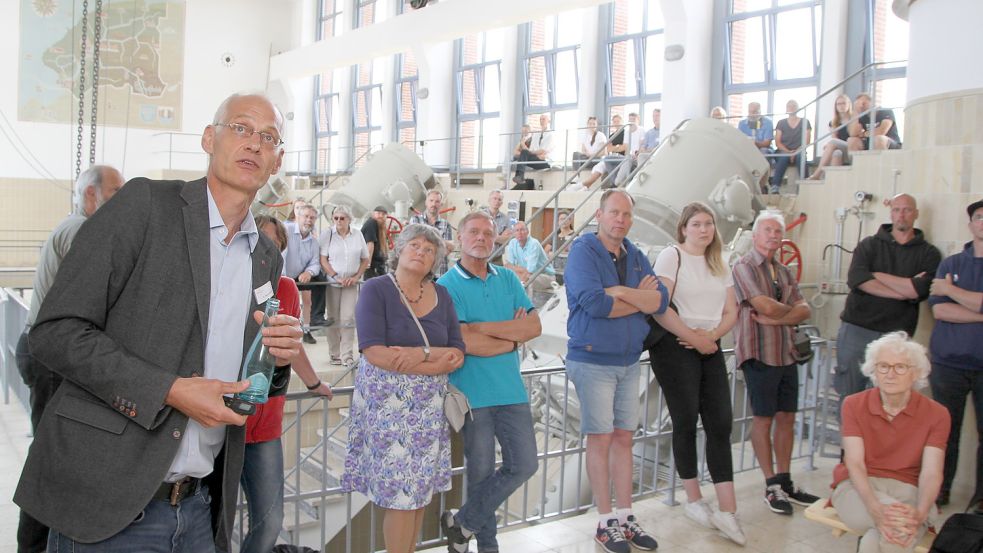 Im Schöpfwerk Leybuchtsiel erklärt Dr. Helge Bormann (links) den Zuhörern die künftigen Herausforderungen bei der Entwässerung in Ostfriesland. Foto: Päschel