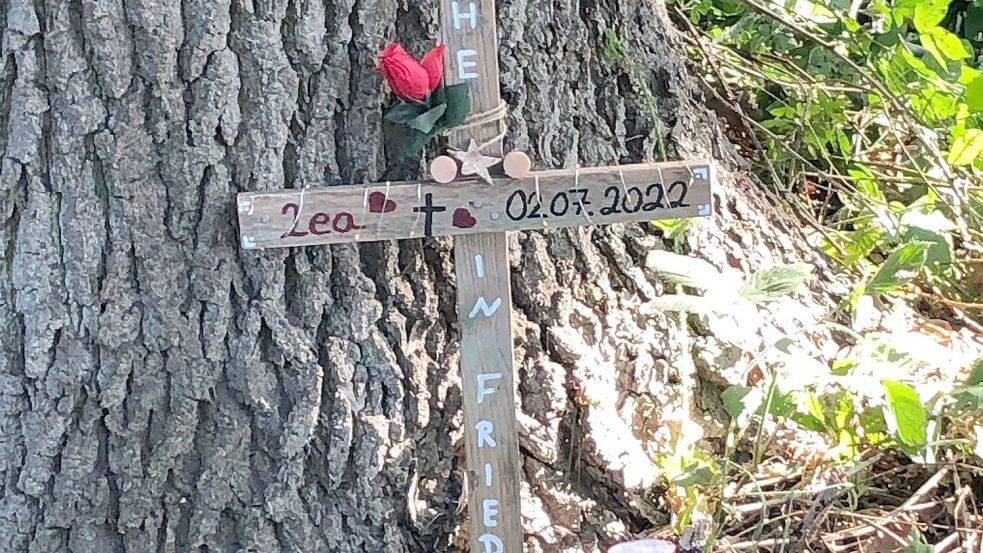 An der Unfallstelle ist ein Holzkreuz aufgestellt worden. Foto: Ammermann