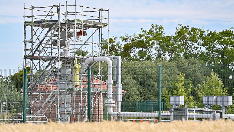 Nicht nur dieser eingerüstete Erdgasspeicher der EWE in Rüdersdorf (Brandenburg) wirkt wie eine Baustelle – insbesondere im Kunden-Management der EWE gibt es etliche Dauerbaustellen. Foto: Pleul/dpa