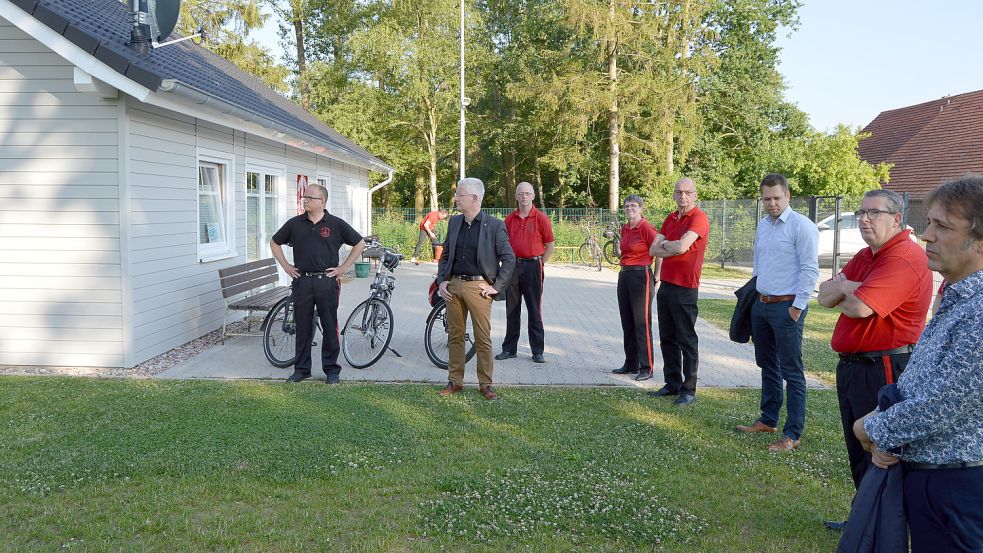 Vor Vertretern aus Politik, dem örtlichen Gewerbeverein und der Raiffeisenbank Flachsmeer stellte der Spielmannszug Flachsmeer sein neues Vereinsheim vor. Links ist der Vorsitzende Frank Schmid (ganz in schwarz) zu sehen. Foto: Weers