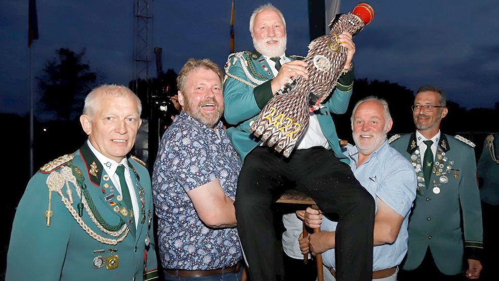 Seinen selbst hergestellten Adler holte Hermann Pörschke jetzt beim Schützenverein Scharrel aus dem Horst. Mit diesem Meisterschuss wurde er neuer Schützenkaiser von Scharrel. Foto: Passmann
