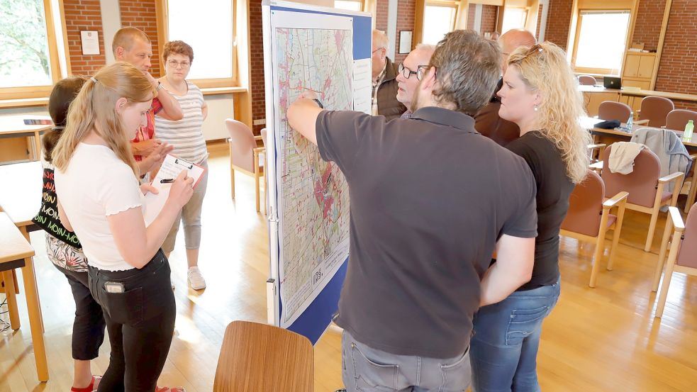 Anhand von Straßenkarten konnten die Teilnehmer des Workshops die Schwachstellen im Sateländer Radwegenetz aufzeigen. Bild: Passmann
