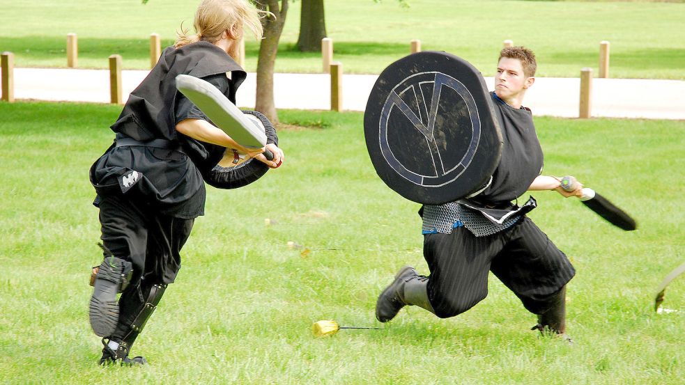 Es sieht gefährlicher aus als es ist – das Juggern. Während ein Spieler versucht, einen Ball ins gegnerische Tor zu schießen, ist es die Aufgabe seiner anderen Teammitglieder, ihm den Weg freizuhalten. Foto: privat