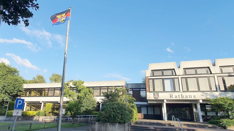 Am Sonnabend wehte vor dem Rathaus in Moormerland die Ostfriesland-Flagge. Fotos: Privat