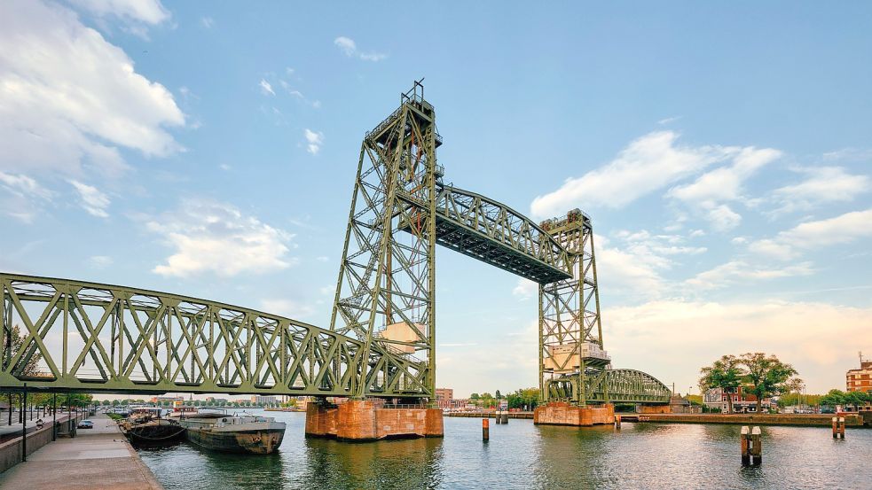 Die historische Eisenbahnbrücke „De Hef“ in Rotterdam verhindert das Auslaufen von Jeff Bezos neuester Segeljacht. Foto: imago images/imagebroker