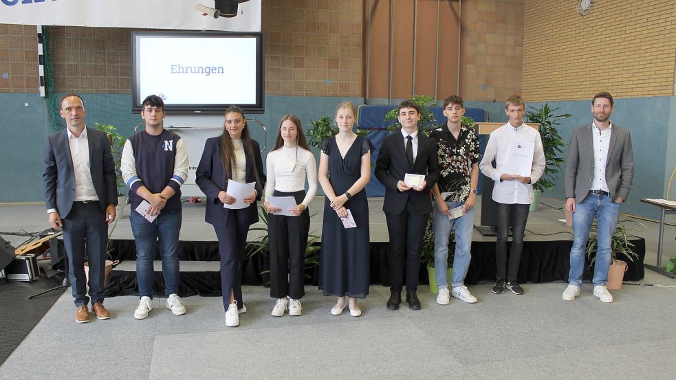 Das Bild zeigt (von links) Schulleiter Thomas Springub, Adrian Granic (bester Abschluss, 1,21), Laila Hussein (Klassenbeste, 1,54), Lotta Berner (Klassenbeste 1,54), Alina Lind (Klassenbeste, 1,38), Szymon Lewandowski (Klassenbester, 1,38), Jahvis Weseler (Klassenbester, 1,29), Finn-Luca Appeldorn (Jahrgangsbester 9 mit dem Schnitt 2,6) und Andree Schwennen, stellvertretender Schulleiter. Foto: privat