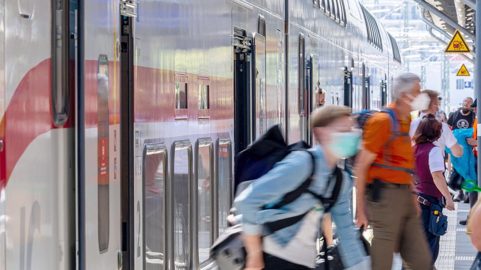 Bisher konnten Bahnfahrer das 9-Euro-Ticket für den IC nicht nutzen. Foto: dpa/Jens Büttner
