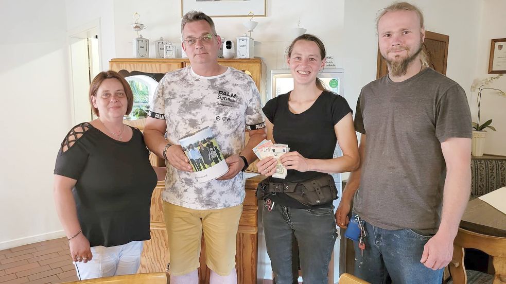 Die Wirtin der Teestube beim Moor- und Fehnmuseum, Michaela Rudloff (links) mit ihrem Ehemann Michael (mit Spendendose) und dem betroffenen Ehepaar bei der Übergabe des gesammelten Geldes. Foto: privat