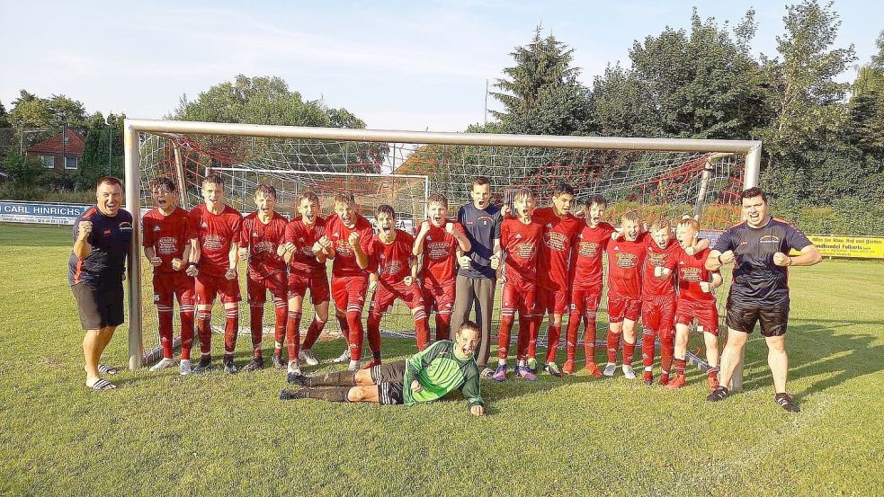 Nach einem dramtischen 2:1-Sieg gegen den JFV Leer durften die D-Junioren des FTC Hollen zum Ostfrieslandliga-Meisterjubel ansetzen. Sie gewannen diese Saison fast alles, was es zu gewinnen gab. Foto: Privat