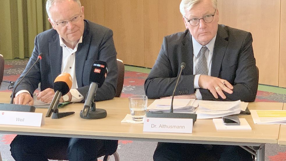 Sehen mit Blick auf die Folgen des Ukraine-Krieges besorgt aus: Niedersachsens Ministerpräsident Stephan Weil (SPD) und Wirtschaftsminister Bernd Althusmann (CDU). Foto: Lars Laue