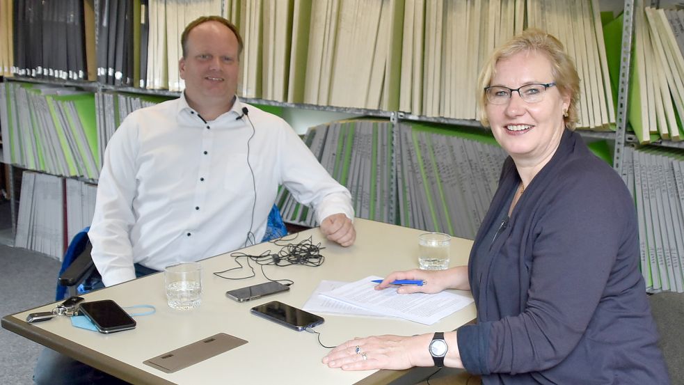 Der Westoverledinger Energieberater Stefan Graß im Gespräch mit GA-Redakteurin Astrid Fertig für die neue Folge des Podcasts „Fertig, los!“. Foto: Ammermann